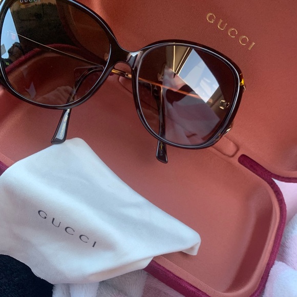New authentic Gucci glasses used only twice comes with everything - Picture 1 of 6